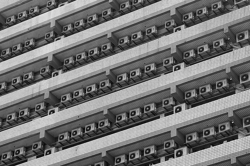 台南一棟建築物的外牆，密集排列著大量冷氣室外機。